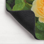 黄色いバラの上の雨粒 マウスパッド (コーナー)