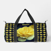 黄色いバラの花のフル開花 パーソナライズされた ダッフルバッグ (正面)