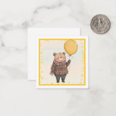 黄色いバルーンと茶色の格子状セーターを着たクマ ノートカード (正面/裏面インサイチュ)