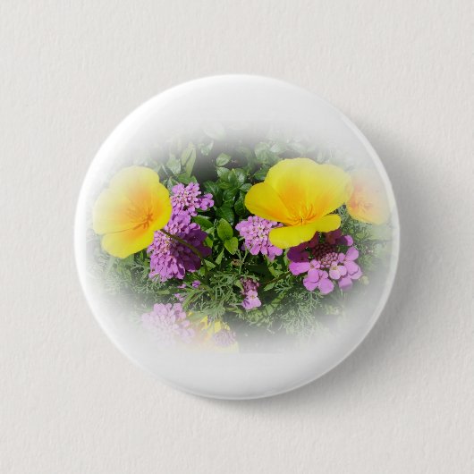 黄色いパンジーと紫の庭の花 缶バッジ (正面)