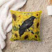 黄色いヒマワリの中のCROW/RAVEN クッション (ブランケット)