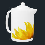 黄色いヒマワリの茶またはコーヒーポット<br><div class="desc">白い背景に対する黄色いヒマワリの花びら</div>