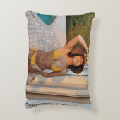 黄色いビキニ姿の女性が茶色のれんが色の床の上に立っている アクセントクッション (裏面(縦))