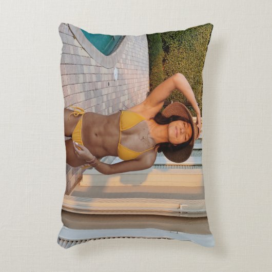 黄色いビキニ姿の女性が茶色のれんが色の床の上に立っている アクセントクッション (正面(垂直))