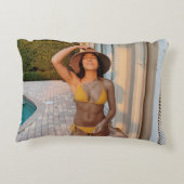 黄色いビキニ姿の女性が茶色のれんが色の床の上に立っている アクセントクッション (裏面)