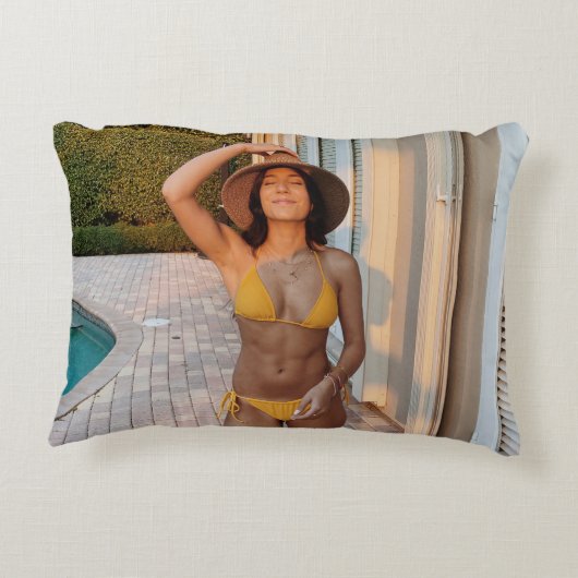 黄色いビキニ姿の女性が茶色のれんが色の床の上に立っている アクセントクッション (裏面)