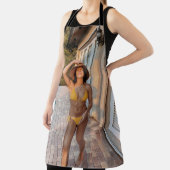 黄色いビキニ姿の女性が茶色のれんが色の床の上に立っている エプロン (インサイチュ)