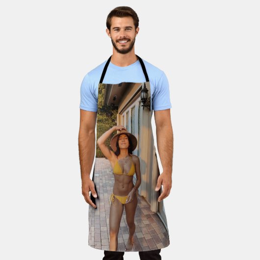 黄色いビキニ姿の女性が茶色のれんが色の床の上に立っている エプロン (着用した状態)