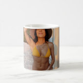 黄色いビキニ姿の女性が茶色のれんが色の床の上に立っている コーヒーマグカップ (中央)