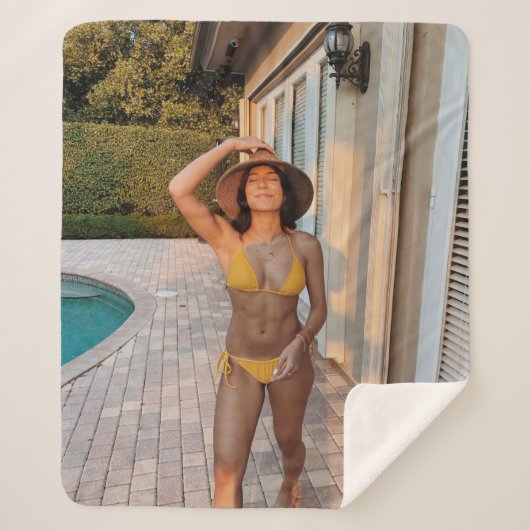 黄色いビキニ姿の女性が茶色のれんが色の床の上に立っている シェルパブランケット (正面)
