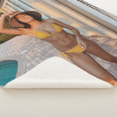 黄色いビキニ姿の女性が茶色のれんが色の床の上に立っている シェルパブランケット (3/4)