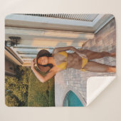 黄色いビキニ姿の女性が茶色のれんが色の床の上に立っている シェルパブランケット (正面(横))