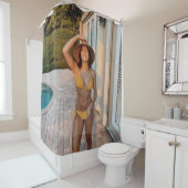 黄色いビキニ姿の女性が茶色のれんが色の床の上に立っている シャワーカーテン (インサイチュ)