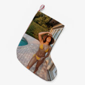 黄色いビキニ姿の女性が茶色のれんが色の床の上に立っている スモールクリスマスストッキング (正面 (吊り時))