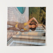 黄色いビキニ姿の女性が茶色のれんが色の床の上に立っている タペストリー (正面(横))