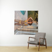 黄色いビキニ姿の女性が茶色のれんが色の床の上に立っている タペストリー (インサイチュ(横))