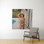 黄色いビキニ姿の女性が茶色のれんが色の床の上に立っている タペストリー (インサイチュ)