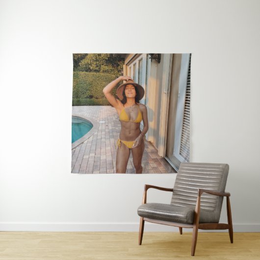 黄色いビキニ姿の女性が茶色のれんが色の床の上に立っている タペストリー (インサイチュ)