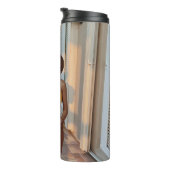 黄色いビキニ姿の女性が茶色のれんが色の床の上に立っている タンブラー (回転右)