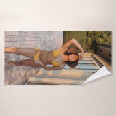 黄色いビキニ姿の女性が茶色のれんが色の床の上に立っている バスタオル (バスタオル)