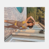 黄色いビキニ姿の女性が茶色のれんが色の床の上に立っている フリースブランケット (正面(横))