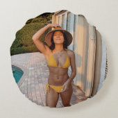 黄色いビキニ姿の女性が茶色のれんが色の床の上に立っている ラウンドクッション (裏面)