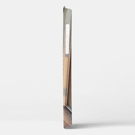 黄色いビキニ姿の女性が茶色のれんが色の床の上に立っている Case-Mate iPhoneケース (裏面 / 左)