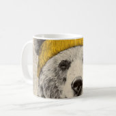 黄色いビーニーを被ったクマの森の動物 コーヒーマグカップ (正面左)