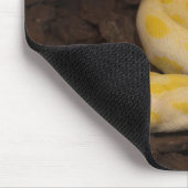 黄色いビ素晴らしャーム人のニシキヘビ マウスパッド (コーナー)