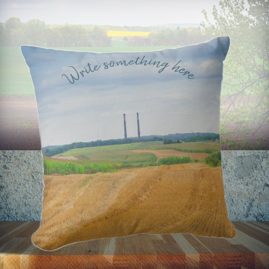 黄色いフィールドを持つ工場の煙突 クッション