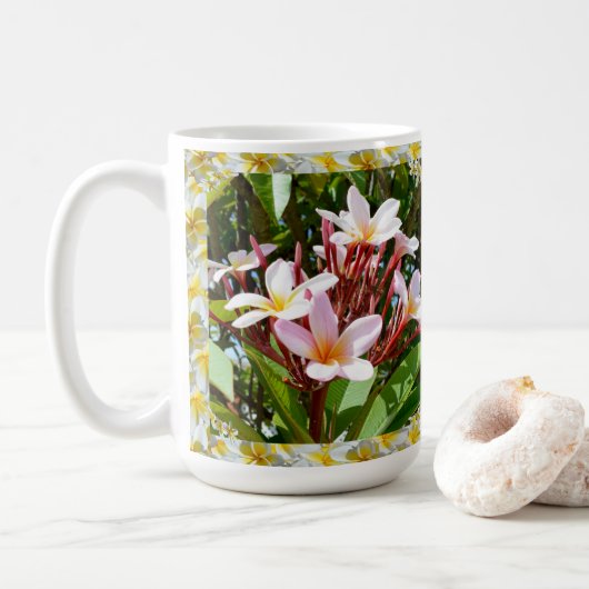 黄色いフランジパニスに囲まれたピンクのフランジパニス コーヒーマグカップ (ドーナツ)