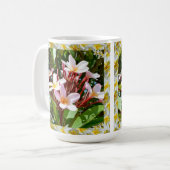 黄色いフランジパニスに囲まれたピンクのフランジパニス コーヒーマグカップ (正面左)