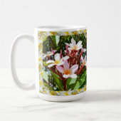 黄色いフランジパニスに囲まれたピンクのフランジパニス コーヒーマグカップ (左)