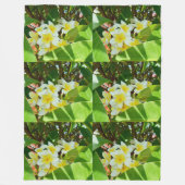 黄色いフランジパニスは木の上に生えていた。 フリースブランケット (正面)