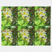 黄色いフランジパニスは木の上に生えていた。 フリースブランケット (正面(横))