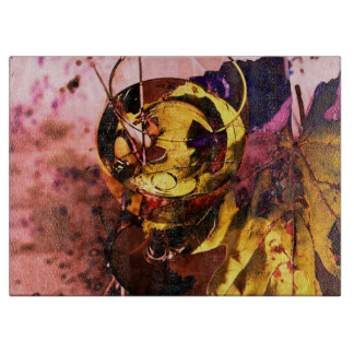 黄色いブドウの葉が付いている白ワインのガラス カッティングボード