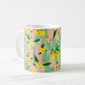 黄色いプルメリアの花の継ぎ目のない模様 コーヒーマグカップ (正面左)