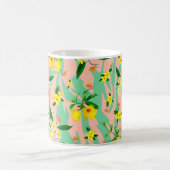 黄色いプルメリアの花の継ぎ目のない模様 コーヒーマグカップ (中央)