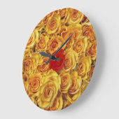 黄色いベッドのバラの独身のな赤 ラージ壁時計 (傾斜)