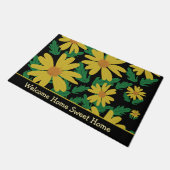 黄色いマーガレットの花と緑の葉 ドアマット (アングル)