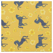 黄色いユリの花柄の上にサマーブルーの馬 ファブリック (クローズアップ)