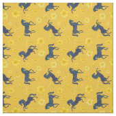 黄色いユリの花柄の上にサマーブルーの馬 ファブリック (見本)