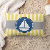 黄色いヨットは縞で飾ります ランバークッション (ブランケット)