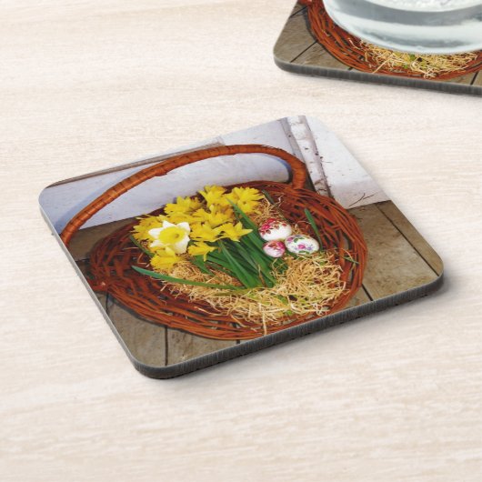黄色いラッパスイセンおよび花のイースターエッグのバスケット コースター (左側)