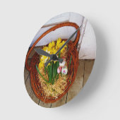 黄色いラッパスイセンおよび花のイースターエッグのバスケット ラウンド壁時計 (傾斜)