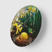 黄色いラッパスイセンおよび黄色いイースターエッグ ラウンド壁時計 (傾斜)