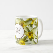黄色いラッパスイセンのモノグラムのマグ コーヒーマグカップ (正面右)