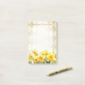 黄色いラッパスイセンの金ゴールドの道化師モノグラムのな4 x 6 ポストイット (デスク上)