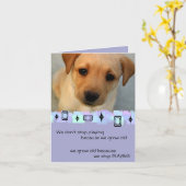 黄色いラブラドル・レトリーバー犬の子犬の誕生日の挨拶 カード (黄色い花)