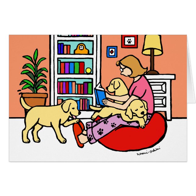 黄色いラブラドールのお母さんの読書 (正面横)